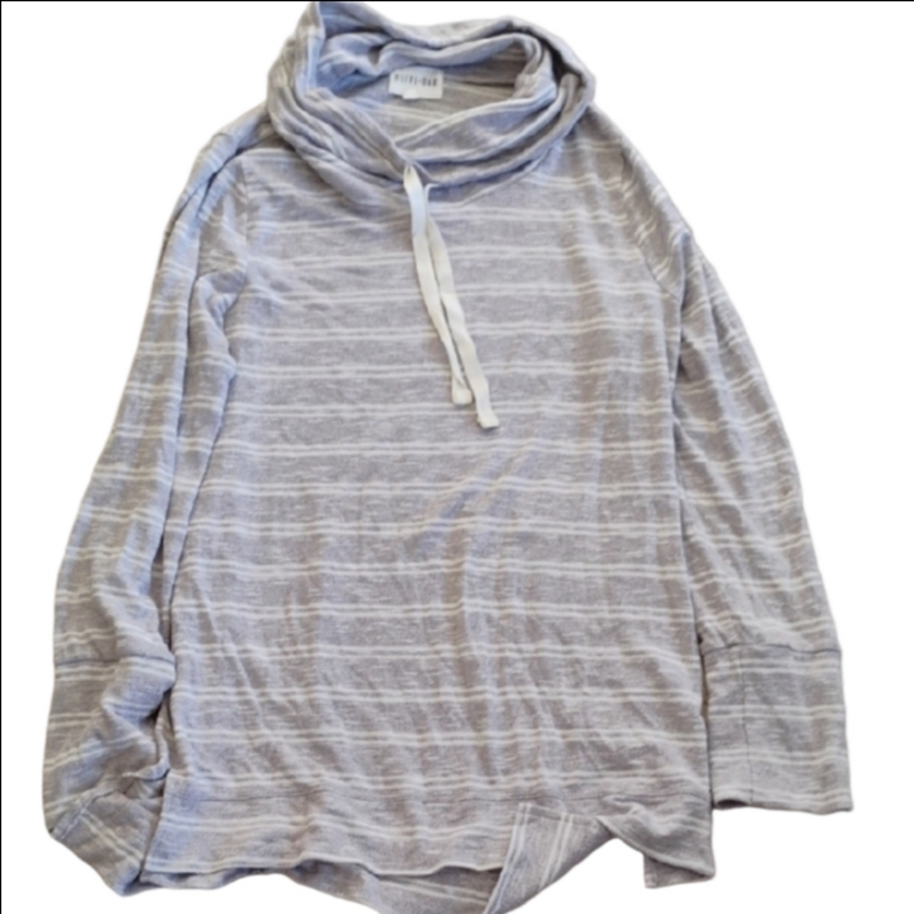 Olive & Oak Heathered Gray and White Knit Top